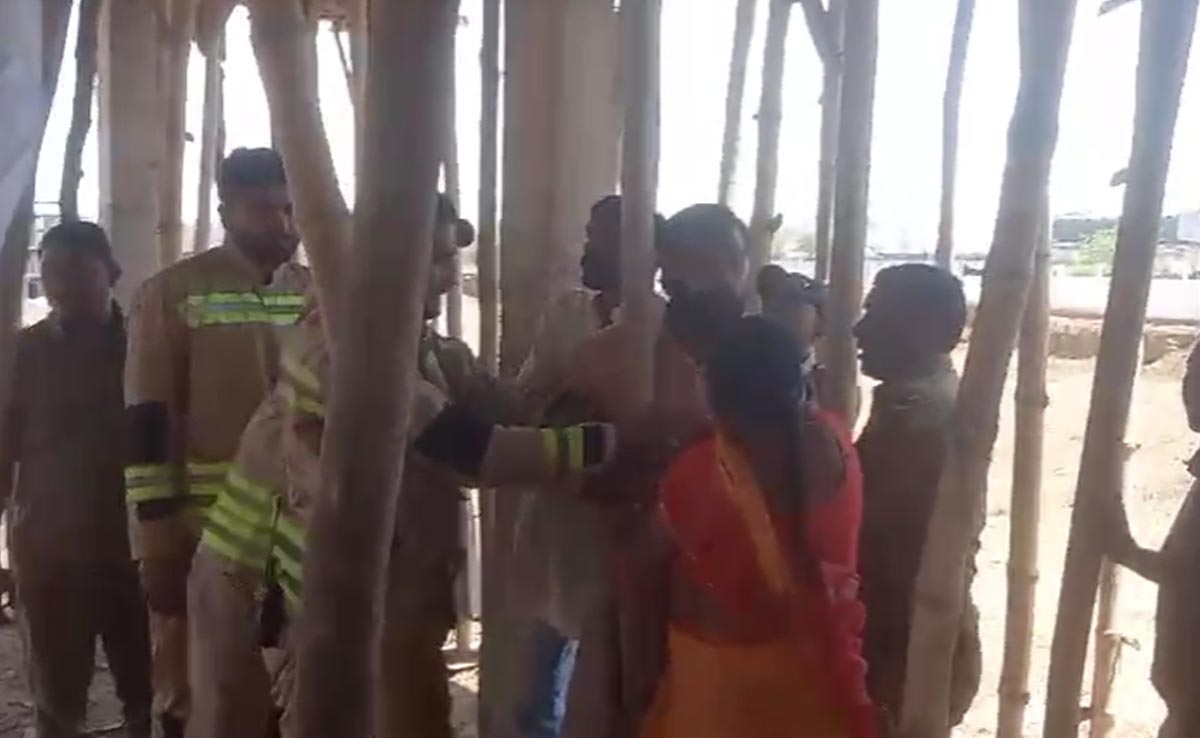 PM Awas: कॉलोनी की जमीन पर कब्जा करने वालों पर प्रशासन की बड़ी कार्रवाई, अवैध मकानों पर चलाया बुलडोजर