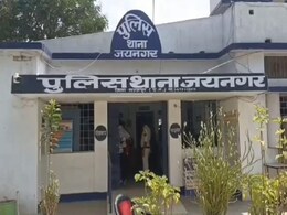 Chhattisgarh: गैंगरेप के 8 आरोपियों को गिरफ्तार कर भेजा जेल, पुलिस पर लगे VIP ट्रीटमेंट देने के आरोप Chhattisgarh: गैंगरेप के 8 आरोपियों को गिरफ्तार कर भेजा जेल, पुलिस पर लगे VIP ट्रीटमेंट देने के आरोप