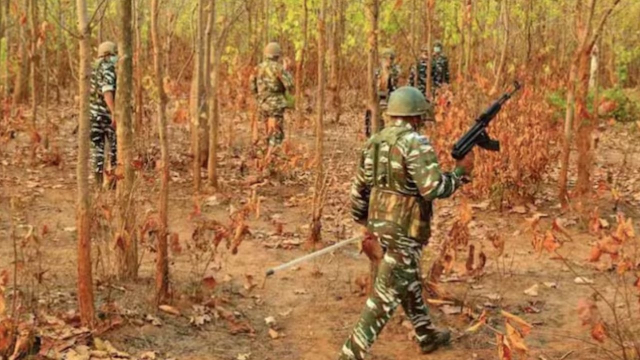 Sukma Naxalite Encounter: सुकमा में जवानों ने एक नक्सली को किया ढेर, मुठभेड़ जारी