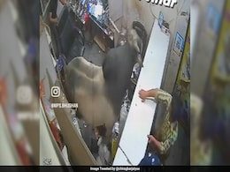 मोबाइल शॉप में बैठे थे दो कर्मचारी, तभी काउंटर के ऊपर से छलांग लगाते हुए दुकान के अंदर कूदा सांड और फिर जो हुआ... मोबाइल शॉप में बैठे थे दो कर्मचारी, तभी काउंटर के ऊपर से छलांग लगाते हुए दुकान के अंदर कूदा सांड और फिर जो हुआ...