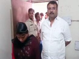 Lok Sabha Election 2 Phase Polling: कांग्रेस प्रत्याशी ने परिवार के साथ किया मतदान, राजनीति का मौका यहां भी नहीं छोड़ा Lok Sabha Election 2 Phase Polling: कांग्रेस प्रत्याशी ने परिवार के साथ किया मतदान, राजनीति का मौका यहां भी नहीं छोड़ा