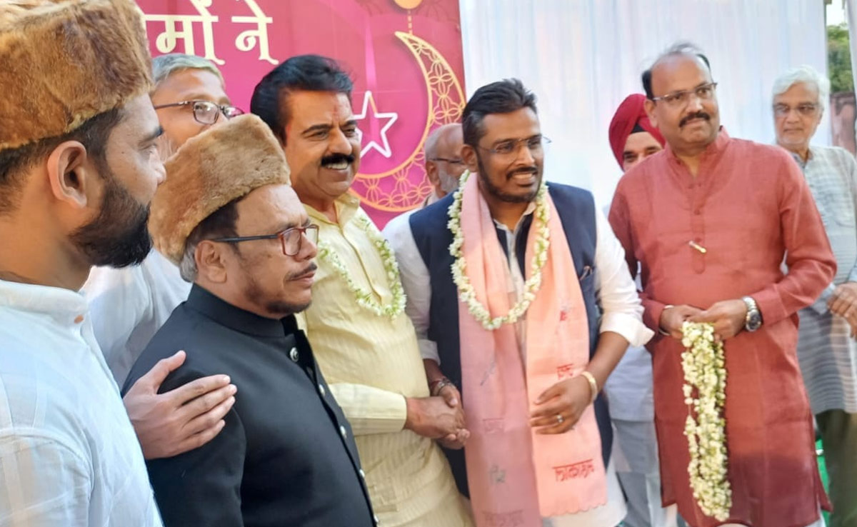 सर्वधर्म इफ्तार पार्टी में मतभेद हुए दूर, कांग्रेस और भाजपा के प्रत्याशी ने एक दूसरे को फूल मालाओं से किया स्वागत