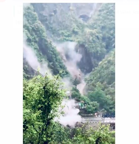 Video: Srinagar-Jammu Highway Hit By Massive Landslide After Heavy Rain Video: Srinagar-Jammu Highway Hit By Massive Landslide After Heavy Rain