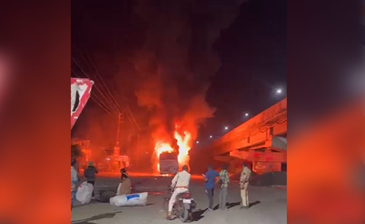Dewas News: चलती तीर्थ यात्री बस में लगी भीषण आग, खिड़की-दरवाजे तोड़ 100 यात्रियो ने कूदकर बचाई अपनी जान, लाखों के सामान...