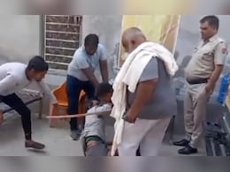 नूंह हिंसा मामला : ज़मानत पर बाहर आए बिट्टू बजरंगी ने शख्स को सरेआम पीटा, तमाशबीन बना रहा पुलिसकर्मी नूंह हिंसा मामला : ज़मानत पर बाहर आए बिट्टू बजरंगी ने शख्स को सरेआम पीटा, तमाशबीन बना रहा पुलिसकर्मी
