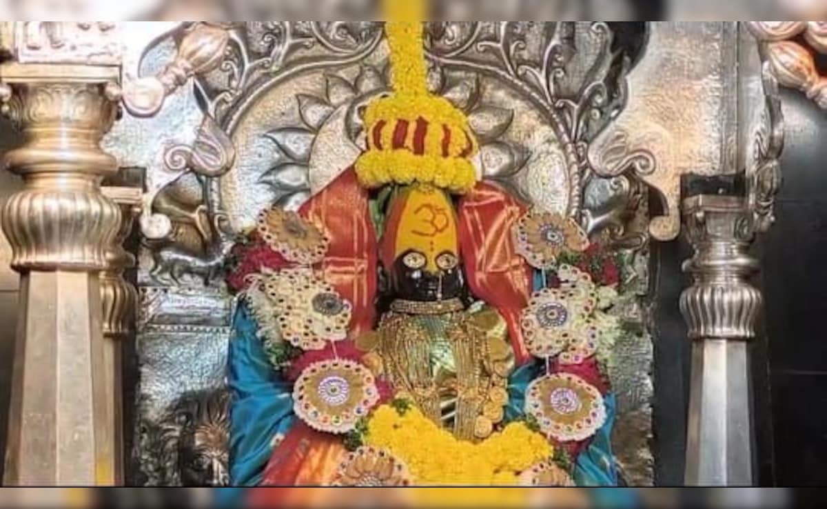 तुळजाभवनीला गुढीपाडव्या निमित्त शिवकालीन अलंकार घालण्यात आले.