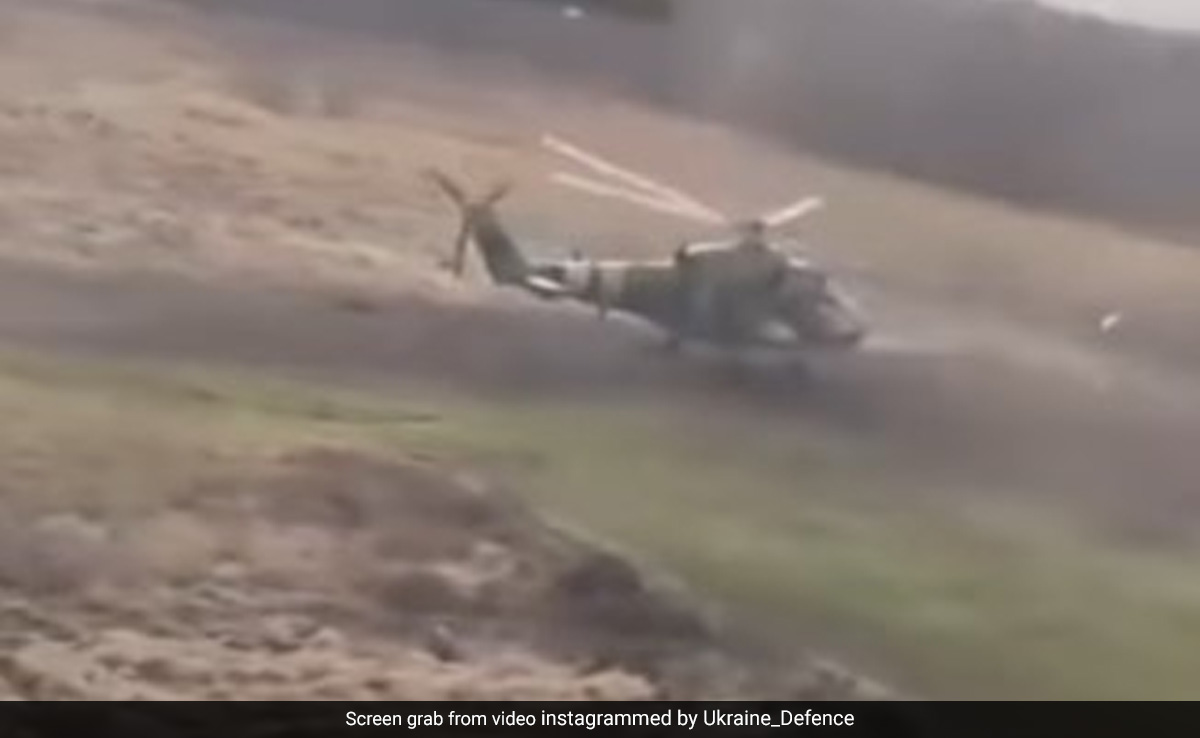 वीडियो : यूक्रेनी सेना के हेलिकॉप्टरों को देख झंडा लहराने वाले लड़के को पायलटों ने दिया सरप्राइज