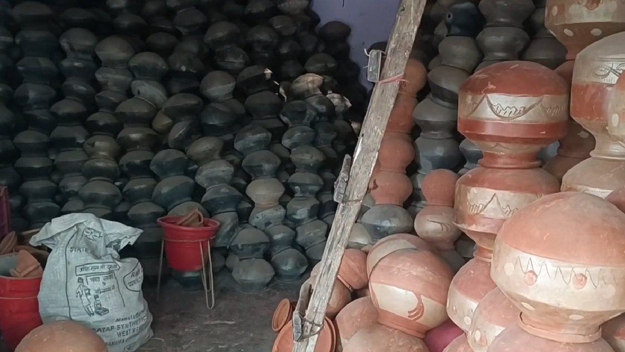 Narmadapuram: बढ़ती गर्मी में भी बाजारों में क्यों घट रही मिट्टी के मटकों की मांग ?