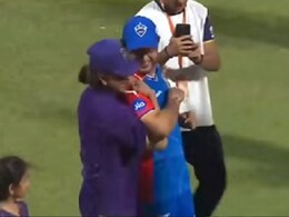 Video- सौरव गांगुली को देखते ही भागकर गले लगाने दौड़े चले आए शाहरुख खान, पूर्व कप्तान का रिएक्शन वायरल Video- सौरव गांगुली को देखते ही भागकर गले लगाने दौड़े चले आए शाहरुख खान, पूर्व कप्तान का रिएक्शन वायरल