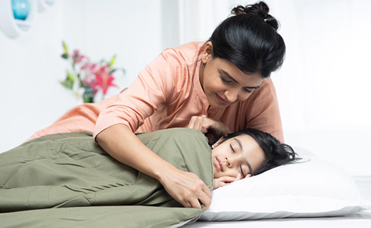 किस उम्र तक बच्चों को अपने साथ ही सुलाना होता है सही, जानिए यहां