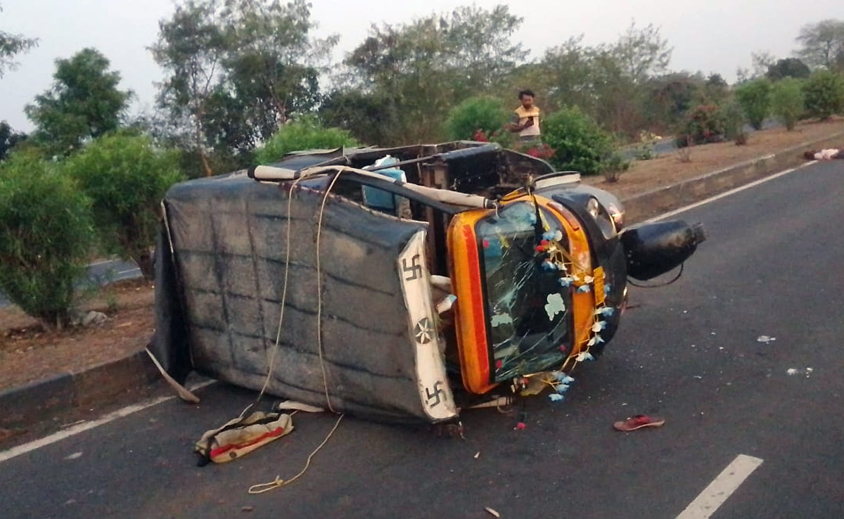 Road accident: नर्मदा स्नान के लिए जा रहे श्रद्धालुओं से भरी सवारी ऑटो को ट्रक ने मारी टक्कर, तीन की मौत और 14 घायल