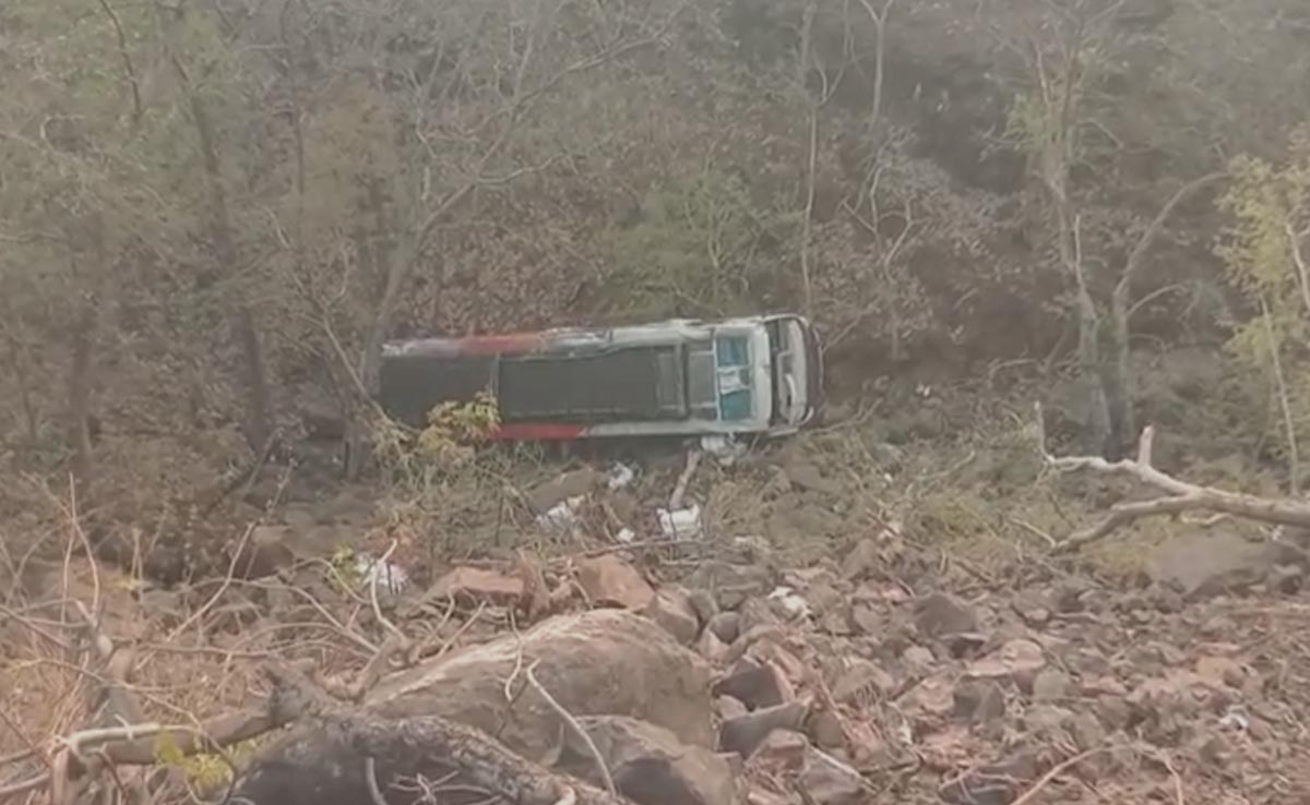 MP News : बुरहानपुर में 50 फीट गहरी खाई में गिरी यात्री बस, कई यात्री घायल, ऐसे हुआ हादसा 