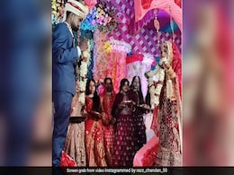 दूल्हा-दुल्हन की स्टेज पर हुई ऐसी एंट्री, देखते ही चौंक गए लोग, यूजर्स बोले- भाई का ये बी.टेक फाइनल ईयर प्रोजेक्ट है दूल्हा-दुल्हन की स्टेज पर हुई ऐसी एंट्री, देखते ही चौंक गए लोग, यूजर्स बोले- भाई का ये बी.टेक फाइनल ईयर प्रोजेक्ट है