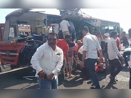 नाशिकमध्ये एसटी बसचा भीषण अपघात, 5 जणांचा मृत्यू , 22 जखमी  नाशिकमध्ये एसटी बसचा भीषण अपघात, 5 जणांचा मृत्यू , 22 जखमी