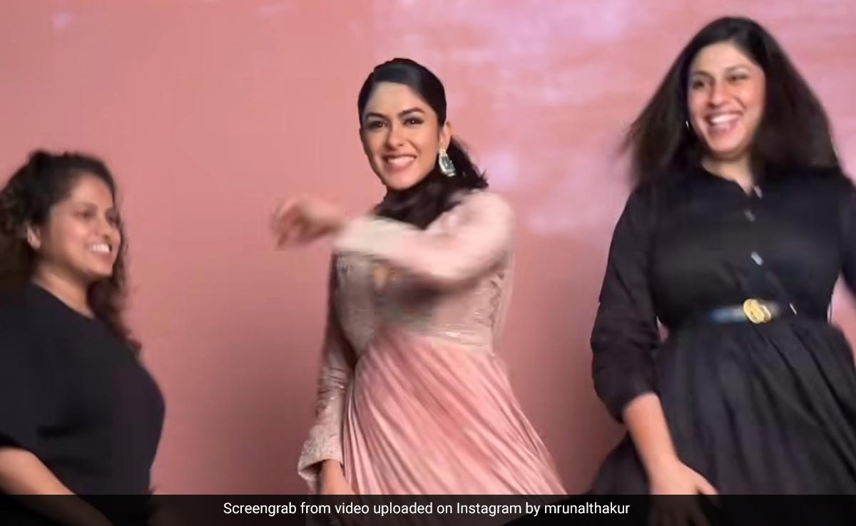 Mrunal Thakur Continues To Be An Ethnic Vision In A Subtle Pastel Pink <i>Anarkali</i> Suit