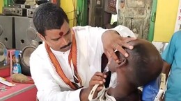 लोकसभेचा उमेदवार, हातात वस्तरा, मतांसाठी काय केलं?
