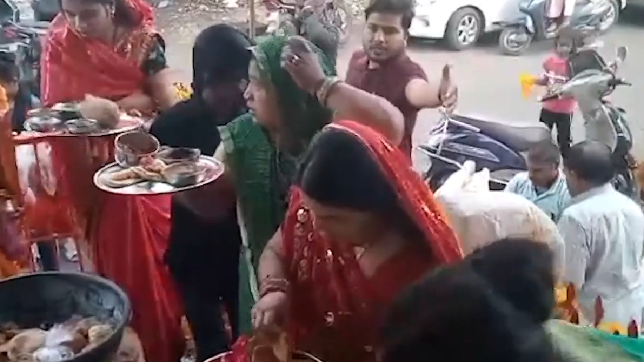 Sheetala Saptami: देवास में शीतला माता को क्यों लगाया जाता है बासी भोग?