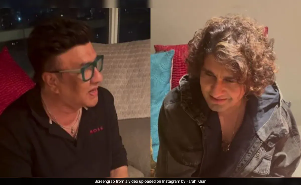 Sonu Nigam Sings <i>Main Hoon Na</i> At Farah Khan's House. Spot Aditi-Siddharth And Other Stars