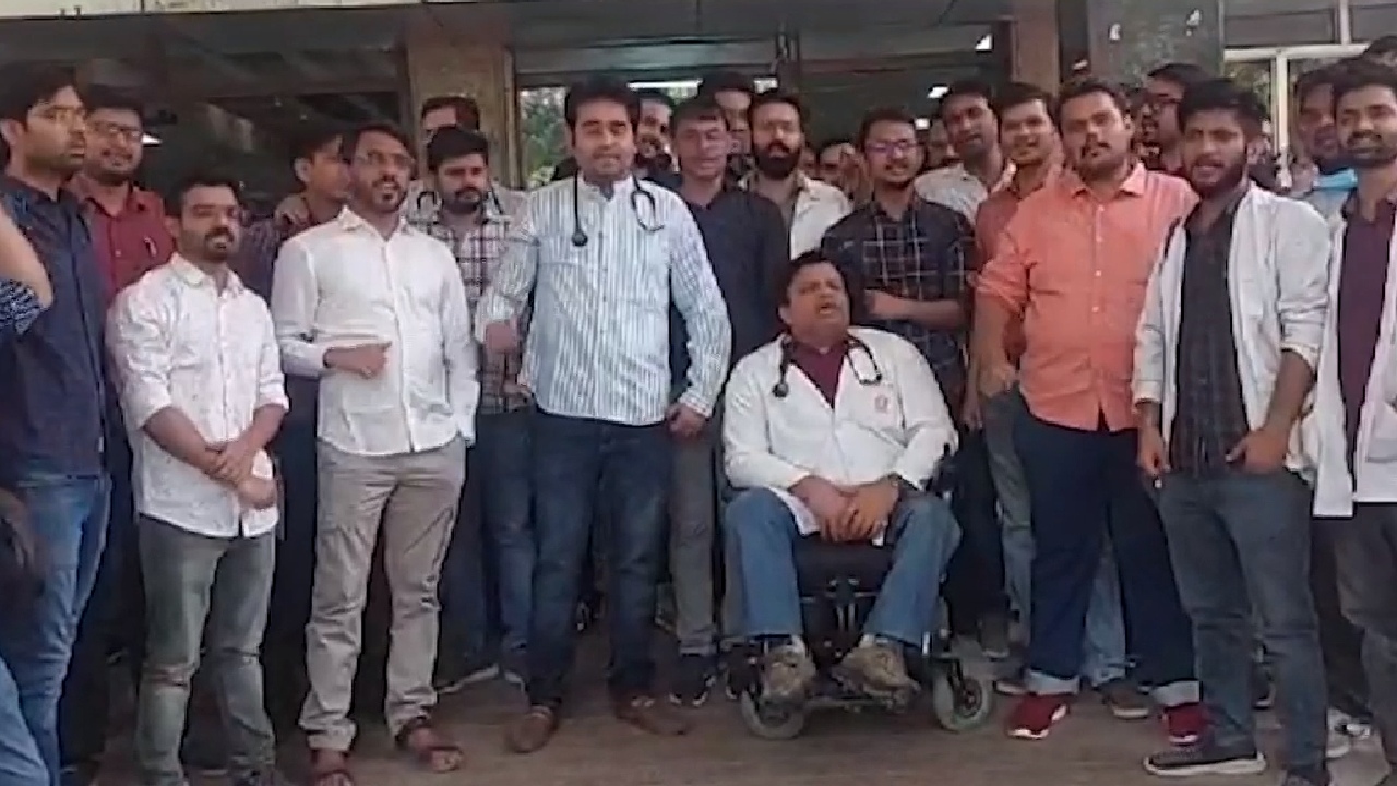 अजमेर- पीजी छात्रों के निलंबन  के विरोध में रेजिडेंट डॉक्टर्स