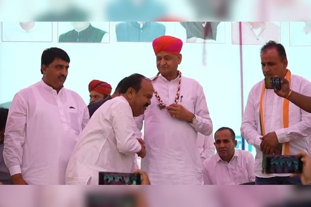 जैसलमेर में गहलोत की जनसभा में दिखा कांग्रेस का जेएमएम फॉर्मूला. जैसलमेर में गहलोत की जनसभा में दिखा कांग्रेस का जेएमएम फॉर्मूला.