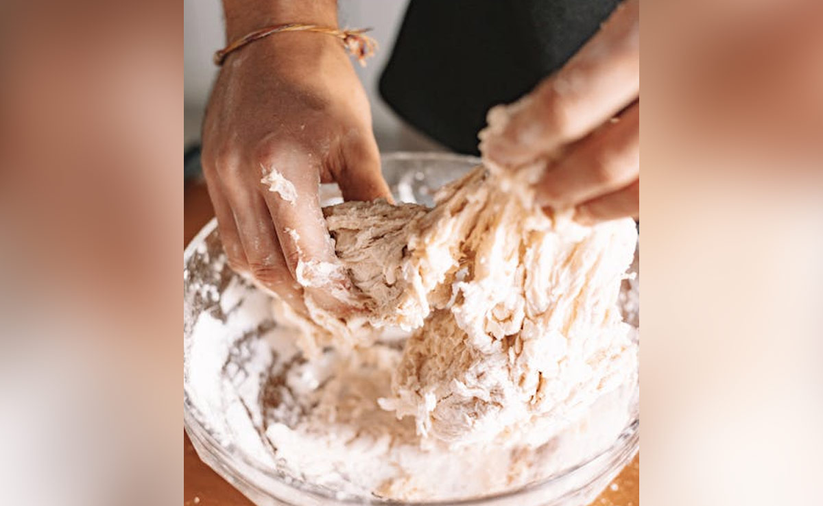 रोटी सेंकने के बाद ही हो जाती है कड़ी तो आटा गूंथते समय मिला लें यह छोटी सी चीज, घंटों तक रोटियां मुलायम रहेंगी 
