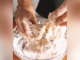 आटा गूंथने से पहले मिला लें ये 2 चीजें, कागज की तरह पतली और रूई सी मुलायम बनेंगी रोटियां