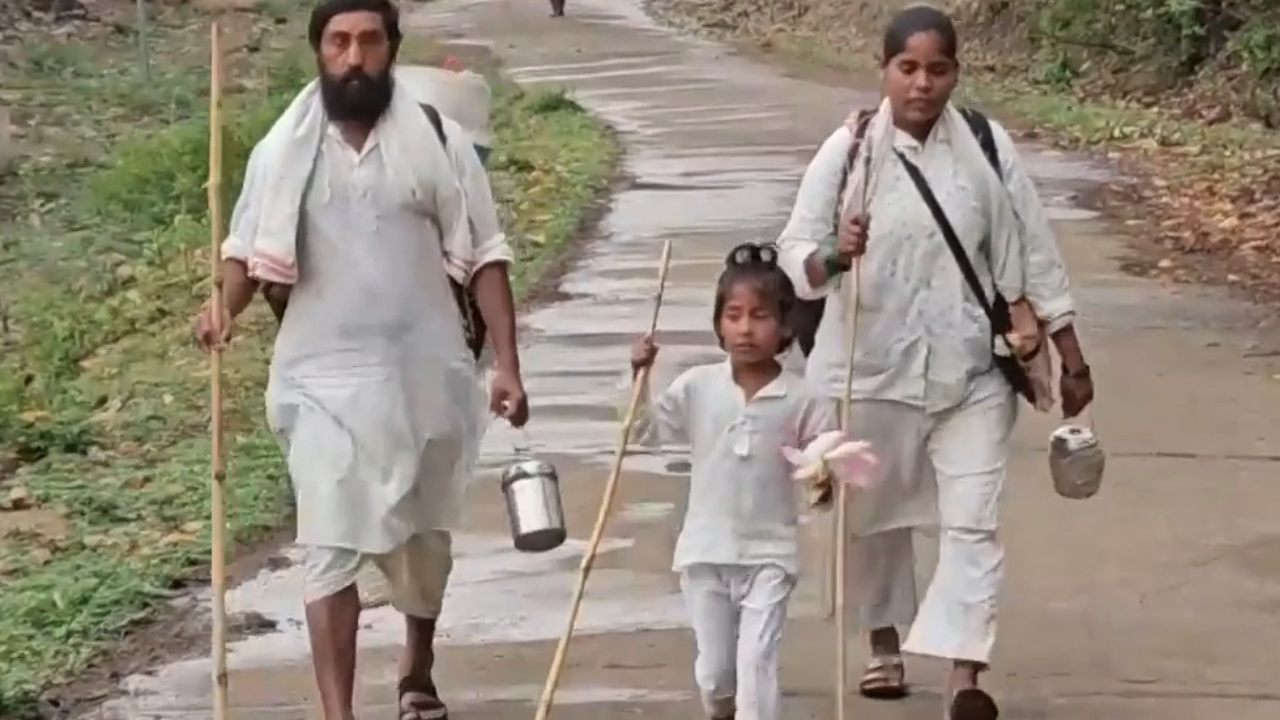 मंडला: 5 साल की बच्ची की अनोखी भक्ति, मां-पिता के साथ नर्मदा परिक्रमा के लिए निकली