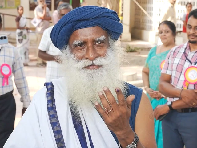 संसद में गतिरोध निराशाजनक, उद्योगपतियों को राजनीतिक फुटबॉल नहीं बनाना चाहिए : सद्गुरु जग्गी वासुदेव