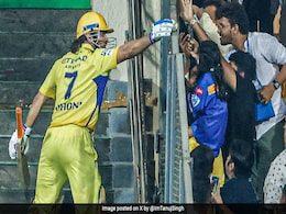 MS Dhoni: एक ही दिल है कितनी बार जीतोगे ! पहले तीन छक्के लगाकर जीता दिल, फिर नन्ही फैन को बॉल गिफ्ट कर दिखाई दरियादिली MS Dhoni: एक ही दिल है कितनी बार जीतोगे ! पहले तीन छक्के लगाकर जीता दिल, फिर नन्ही फैन को बॉल गिफ्ट कर दिखाई दरियादिली