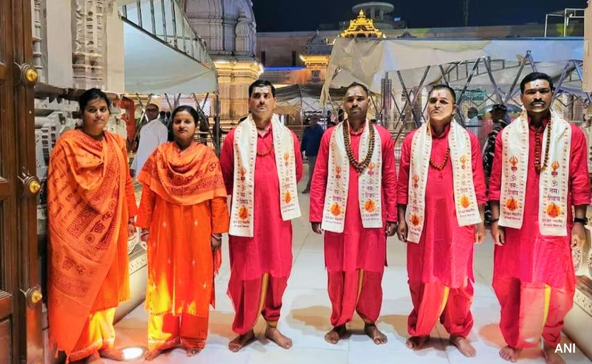 "निंदनीय": काशी मंदिर में पुजारी के वेश में पुलिसकर्मियों की तैनाती पर अखिलेश यादव