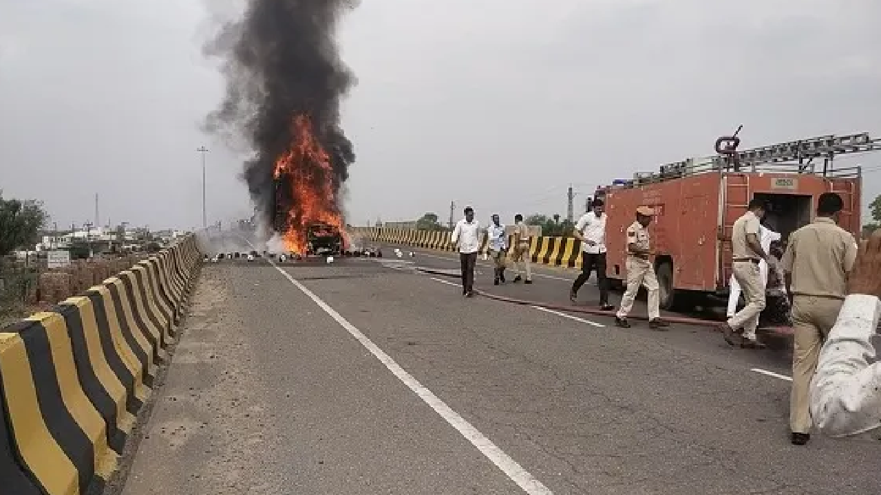 सीकर: ट्रक और कार की भिड़ंत में लगी भीषण आग, 6 लोगों की मौत