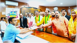 Rajasthan Politics: नामांकन के वक्त ओम बिरला और उनके भाई से हो गई गलती! शिकायत लेकर चुनाव आयोग पहुंचे प्रहलाद गुंजल