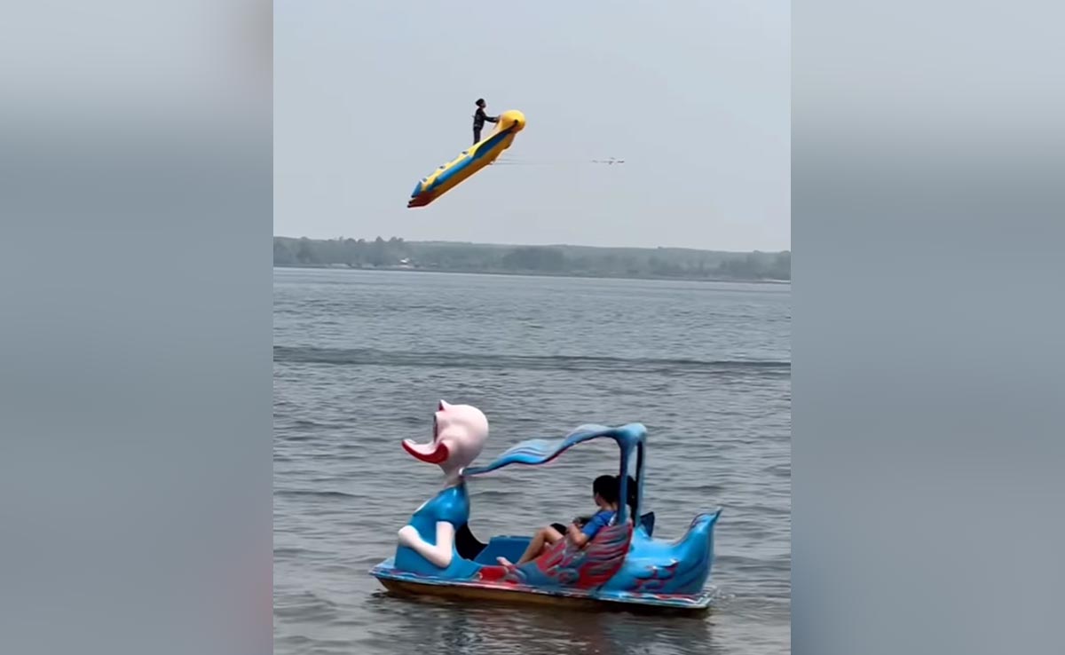 पानी में तैरती नहीं हवा में उड़ती नजर आई नाव, समंदर किनारे इस नजारे को देख बोले लोग- अलादीन का उड़न खटोला