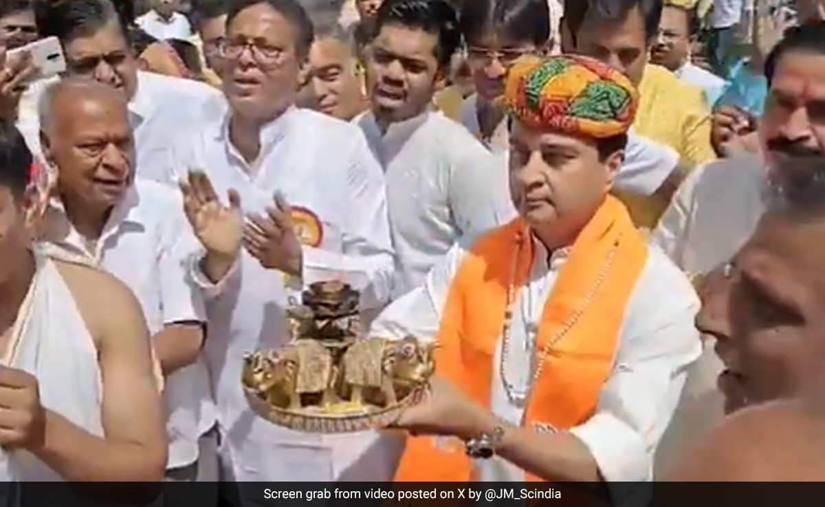 Watch: Jyotiraditya Scindia Joins Mahavir Jayanti Procession Amid Campaigning In Madhya Pradesh