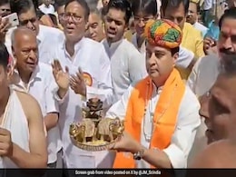 Watch: Jyotiraditya Scindia Joins Mahavir Jayanti Procession Amid Campaigning In Madhya Pradesh Watch: Jyotiraditya Scindia Joins Mahavir Jayanti Procession Amid Campaigning In Madhya Pradesh