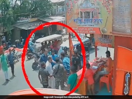 Video: Adhir Chowdhury's Angry Face-Off With "Drunk" Man On Busy Road Video: Adhir Chowdhury's Angry Face-Off With "Drunk" Man On Busy Road