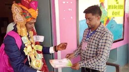 पहले मतदान फिर शादी, दुल्हन के साथ पोलिंथ बूथ पहुंचा दूल्हा, मतदान के बाद होगा कन्यादान