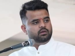 सेक्स स्कैंडल मामले में फंसे प्रज्वल रेवन्ना को JDS से किया गया निलंबित सेक्स स्कैंडल मामले में फंसे प्रज्वल रेवन्ना को JDS से किया गया निलंबित