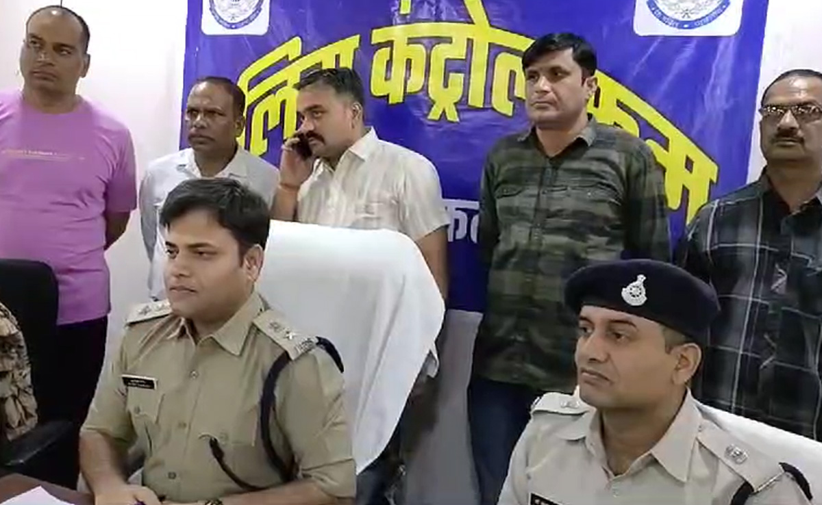 Fraud: क्राइम ब्रांच की पुलिस बनकर लूटने वाले 5 आरोपियों को पुलिस ने किया गिरफ्तार, इन इलेक्ट्रॉनिक आइटमों को किया जब्त