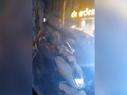 बेंगलुरु में कार सवार महिला को स्कूटी पर सवार 3 लोगों ने डराया-धमकाया, VIDEO पर पुलिस ने लिया एक्शन बेंगलुरु में कार सवार महिला को स्कूटी पर सवार 3 लोगों ने डराया-धमकाया, VIDEO पर पुलिस ने लिया एक्शन