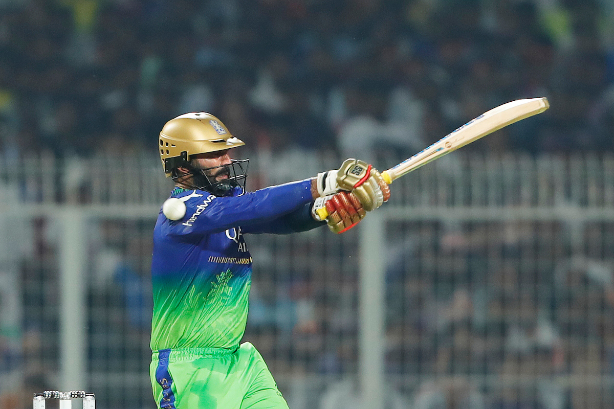 Harbhajan Blasts Dinesh Karthik, Blames Veteran Star For RCB's Loss vs KKR