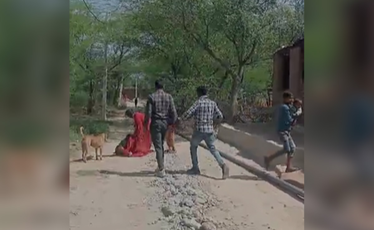 MP News: बहुओं ने सास को सड़क पर खींचकर मरते दम तक पीटा, बेटा कहता रहा खंडा पटककर मार डालो, Video Viral 