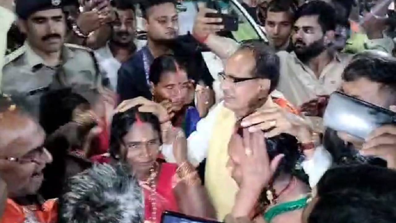 सीधी: रोड शो के दौरान लिपटकर रोने लगीं बहनें, भावुक हुए 'मामा'