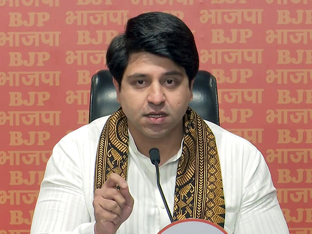 BJP Leader Tanuts Rahul Gandhi Over Wayanad Choice