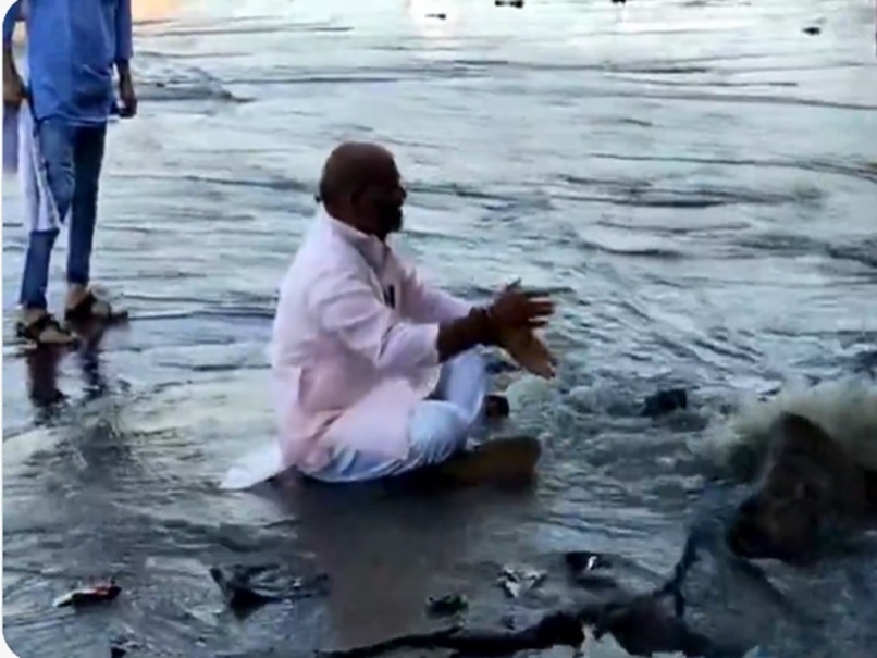 MP News: हे महाकाल! फिर मैली हुई क्षिप्रा, कांग्रेस प्रत्याशी ने जिसका विरोध किया, BJP नेता ने वही पानी पिया