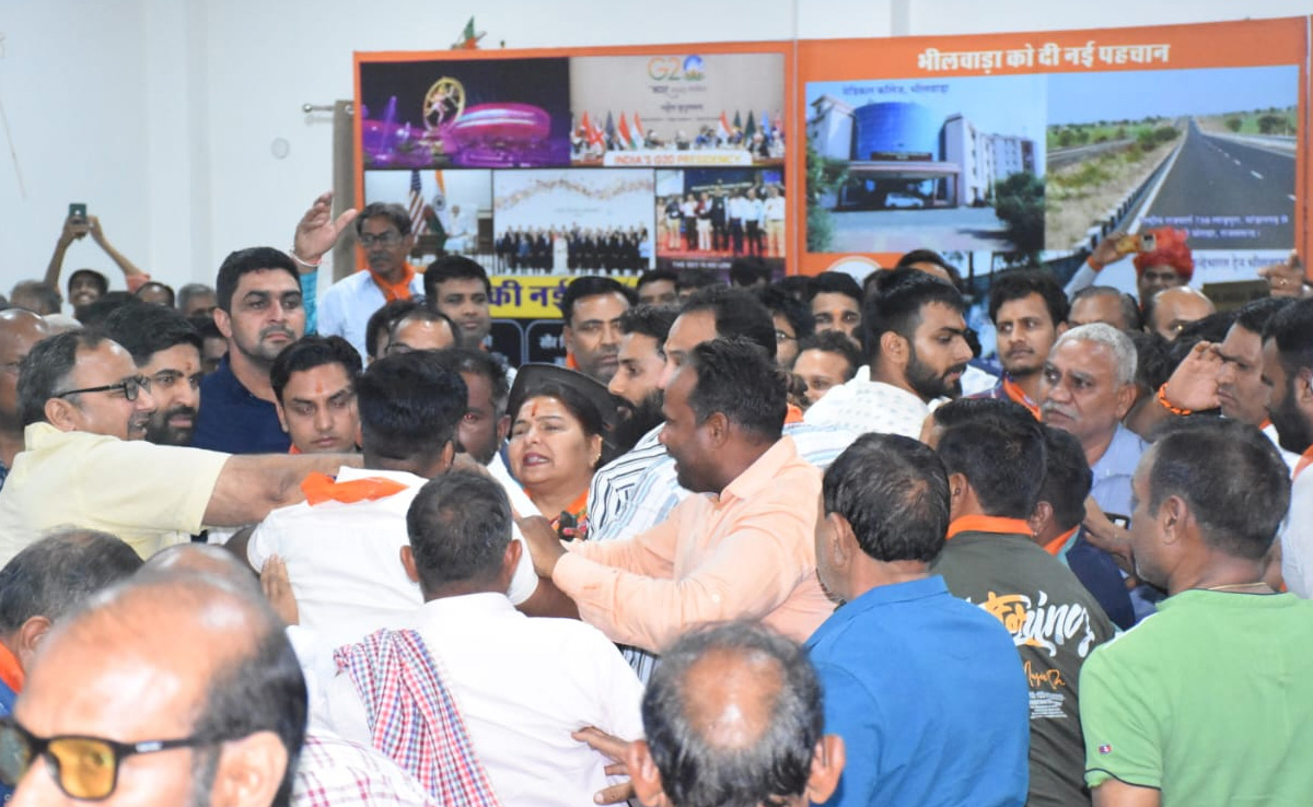 Rajasthan: भीलवाड़ा में आपस में ही भिड़ गए भाजपा कार्यकर्ता, बंद हॉल में खूब चले लात-घूंसे