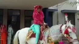 Jhunjhunu: चिड़ावा में घोड़ी पर बैठाकर मनीषा की निकली बिंदौरी, जमकर थिरकी बींदड़ी