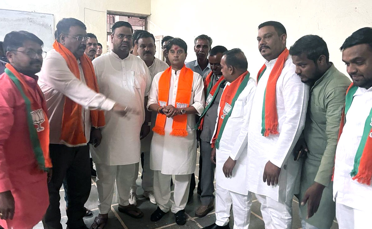 MP News: दिग्विजय सिंह के इस करीबी ने छोड़ा कांग्रेस का साथ, सिंधिया ने देर रात दिलाई बीजेपी की सदस्यता