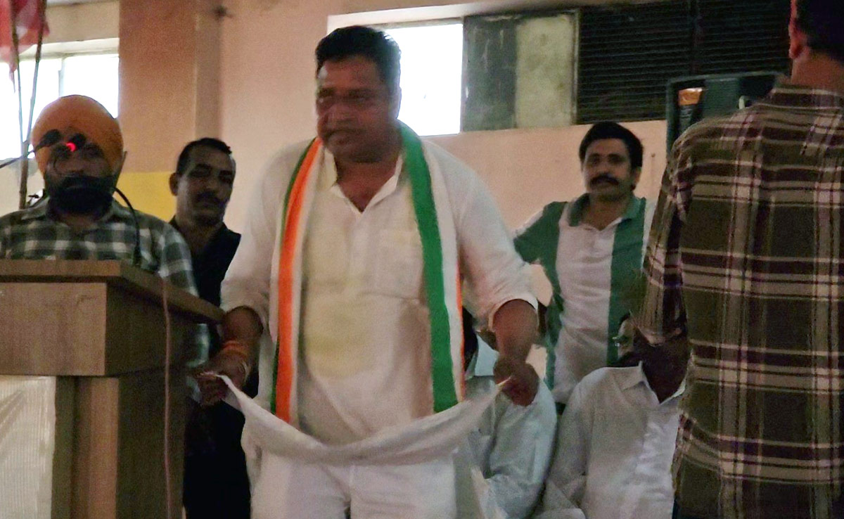 श्रीगंगानगर में कांग्रेस प्रत्याशी ने मतदाताओं के सामने फैला दी झोली, कहा- वोटों से भर कर भेज दो संसद&nbsp;