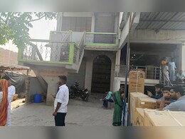 डॉक्टर नव्हते म्हणून कंपाउंडरने केली शस्त्रक्रिया अन् घडलं काही विचित्र